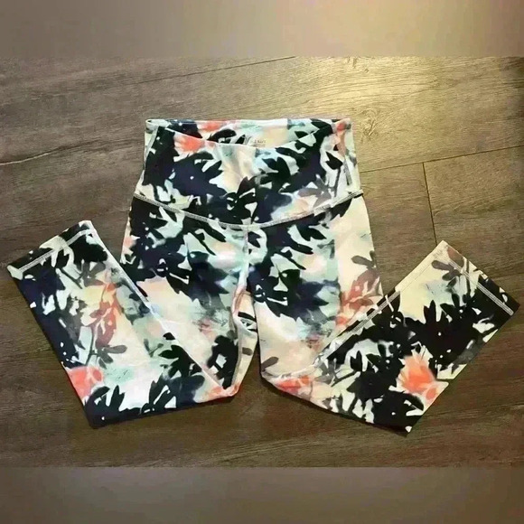 Old Navy Capri Length Active Legging Size M - Picture 3 of 6